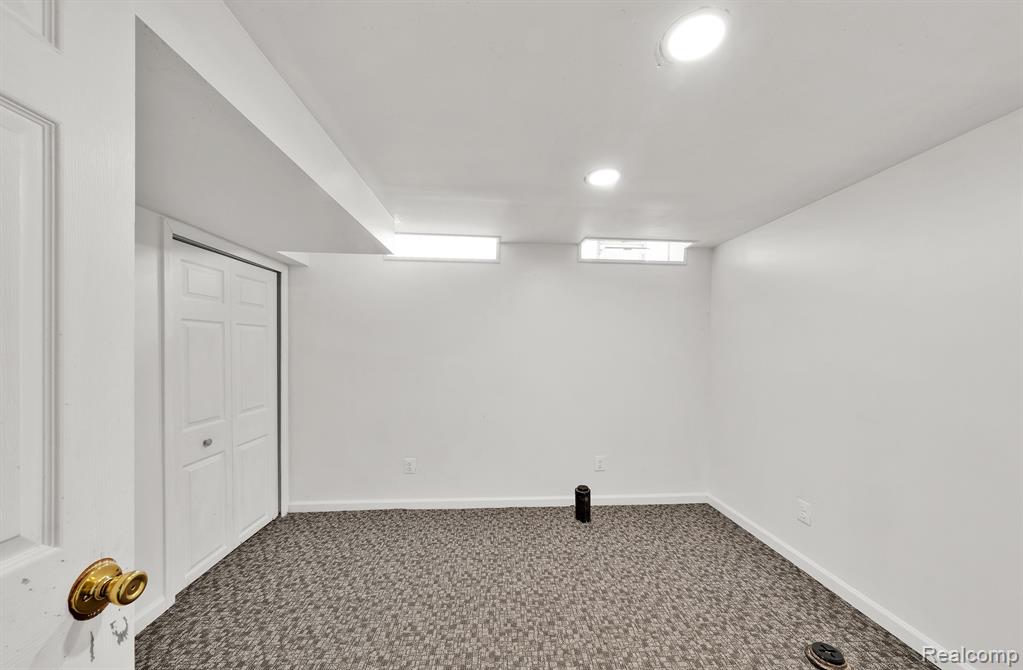 8862 OPORTO Street, Livonia, MI 48150 — Photo 17