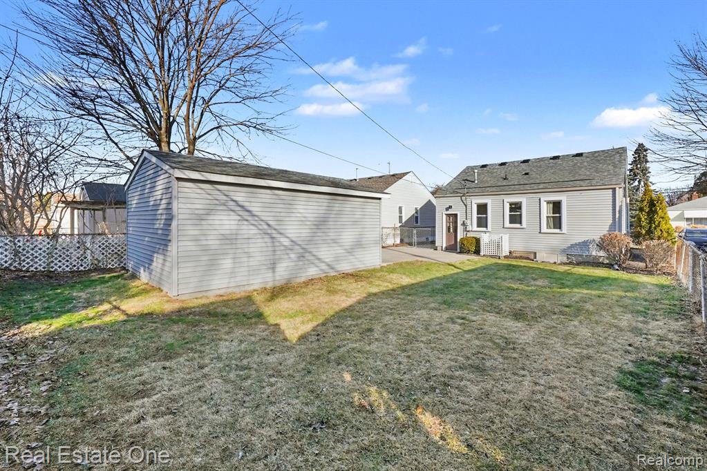 421 W Kalama Avenue, Madison Heights, MI 48071 — Photo 22