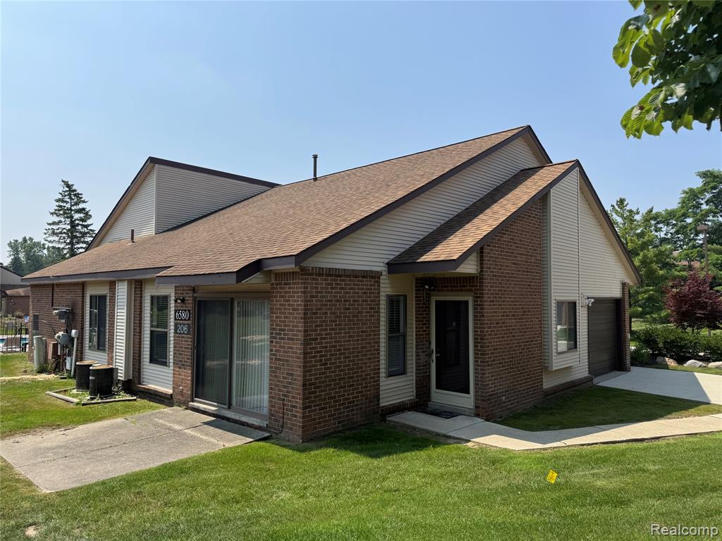 6580 Ridgefield Circle, West Bloomfield, MI — front exterior