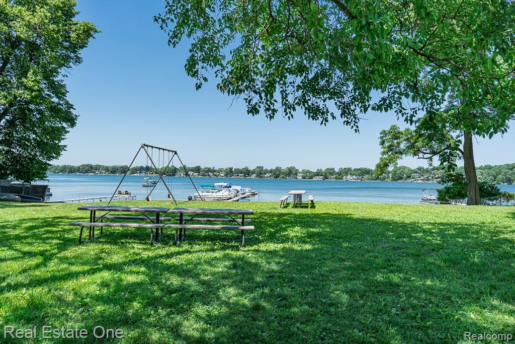 4644 Charest Avenue, Waterford, MI 48327 — Photo 11