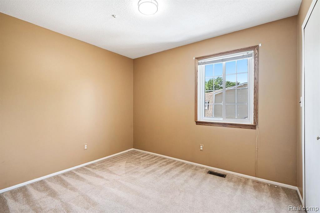 38347 CAROLON Boulevard, Westland, MI — Photo 16