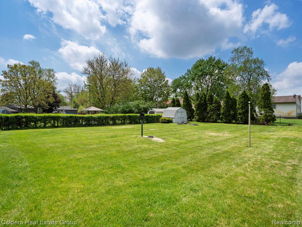 600 LOS ARBOLES Drive, Wolverine Lake, MI 48390 — Photo 27