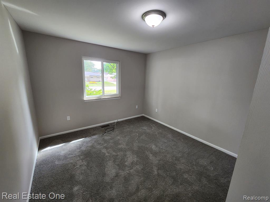 700 W GARDENIA Avenue, Madison Heights, MI 48071 — Photo 22