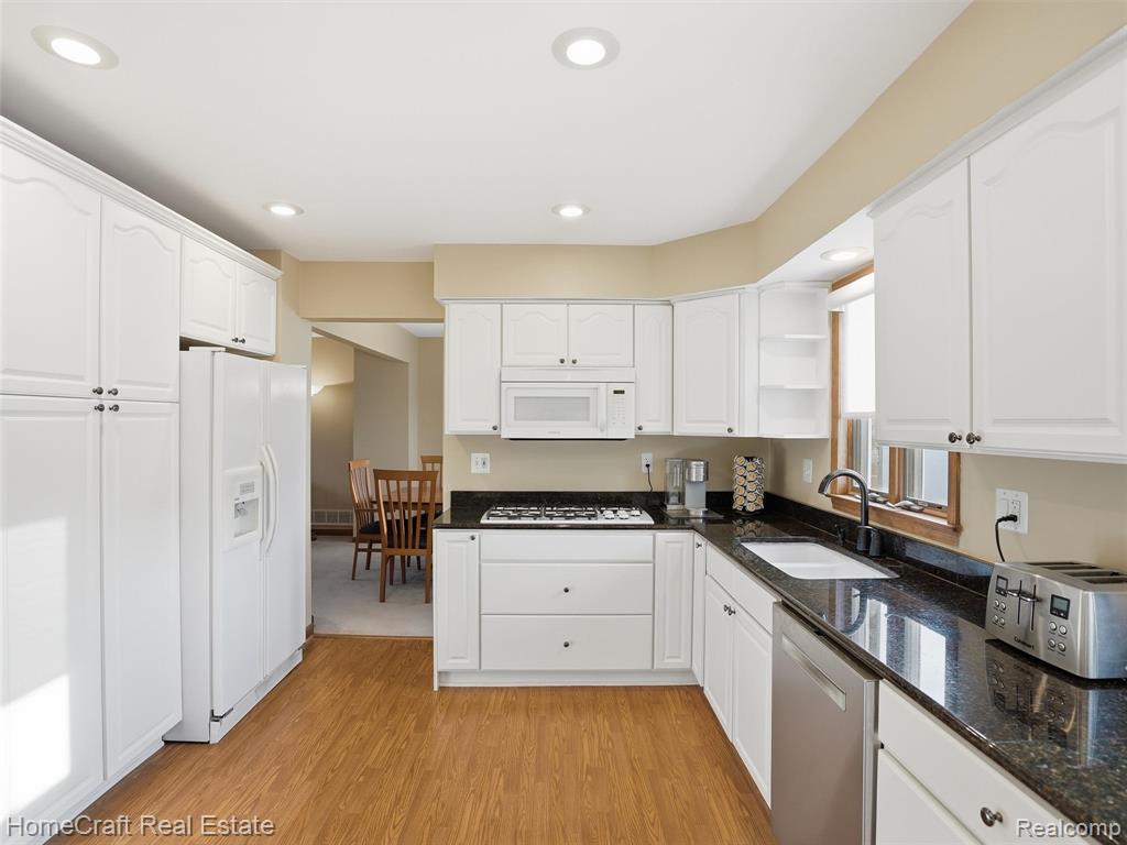 404 KINGS Way, Canton, MI 48188 — Photo 12