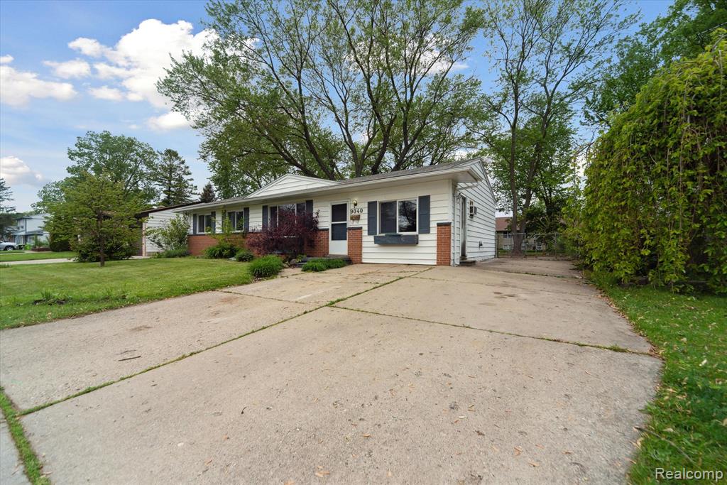 9040 Chesterfield Drive, Swartz Creek, MI 48473 — Photo 4