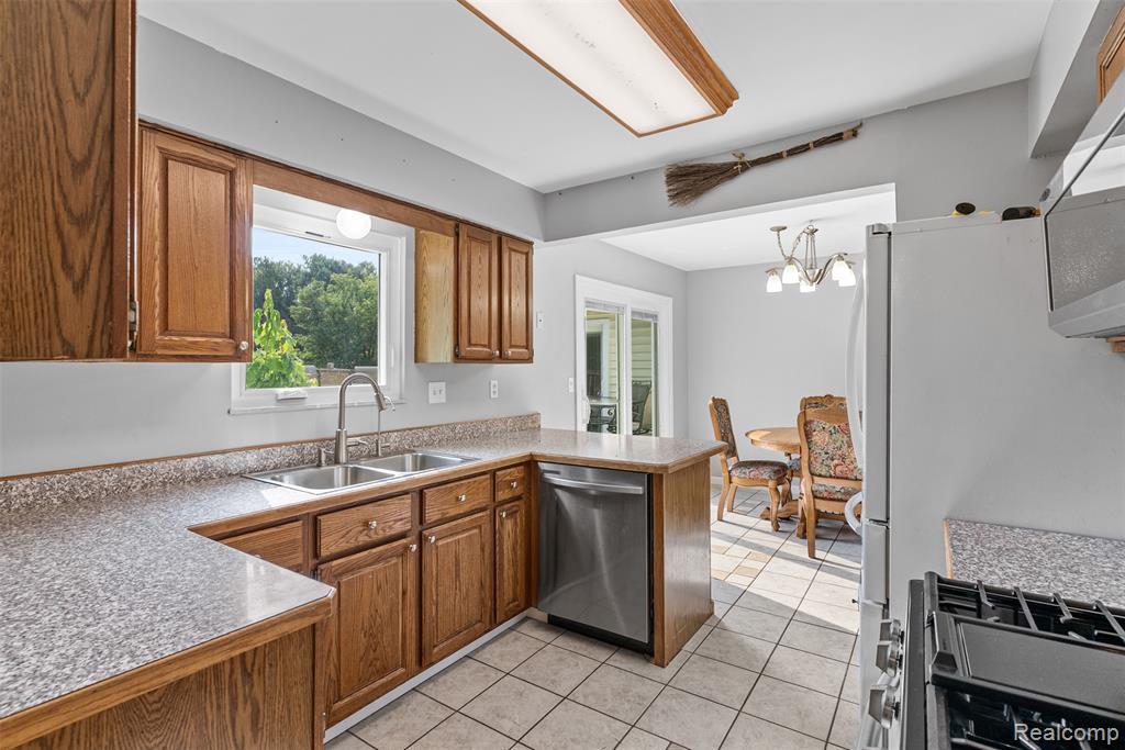 4303 Pratt Avenue, Grand Blanc, MI 48439 — Photo 12