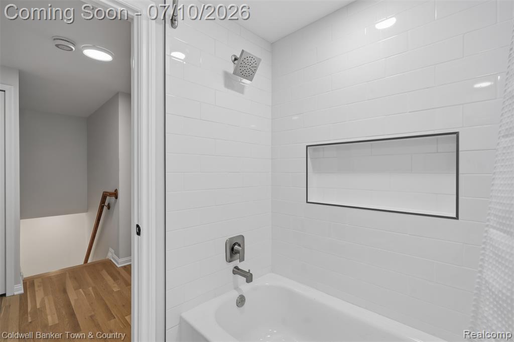 4301 Macqueen Drive, West Bloomfield, MI 48323 — Photo 37