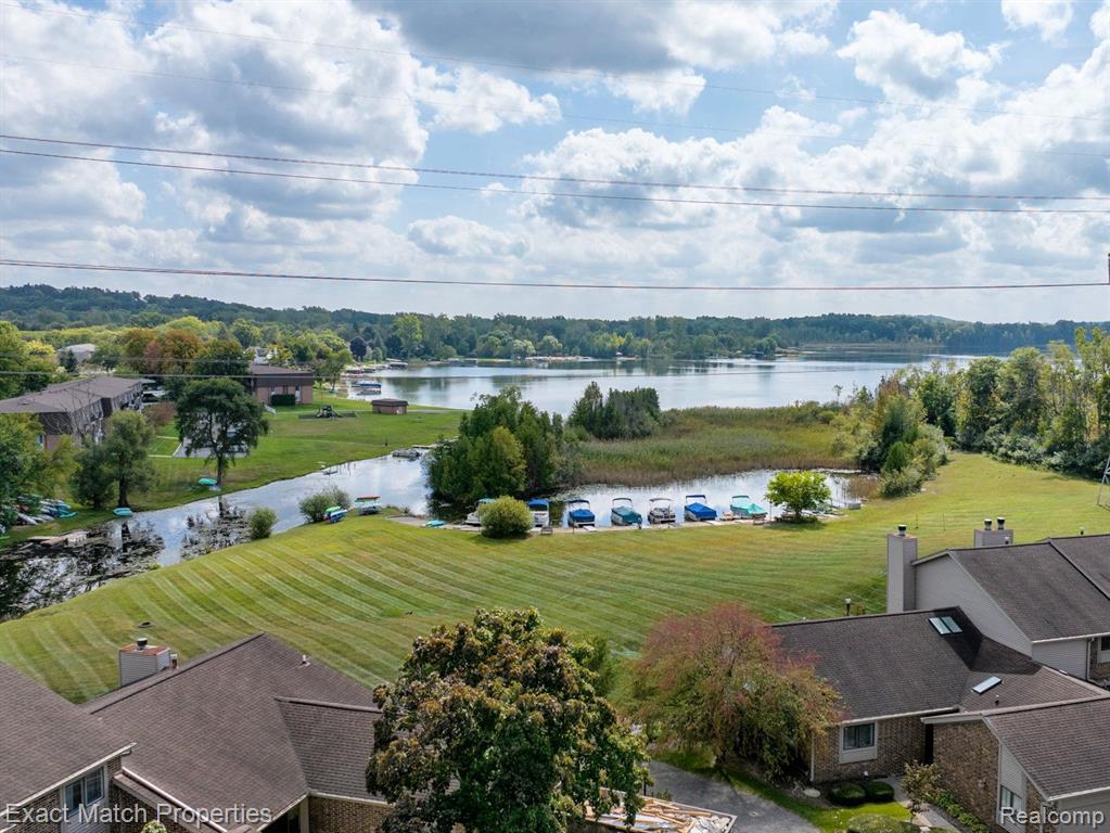 6896 NORTHCREST Way E, 15, Clarkston, MI — Photo 2