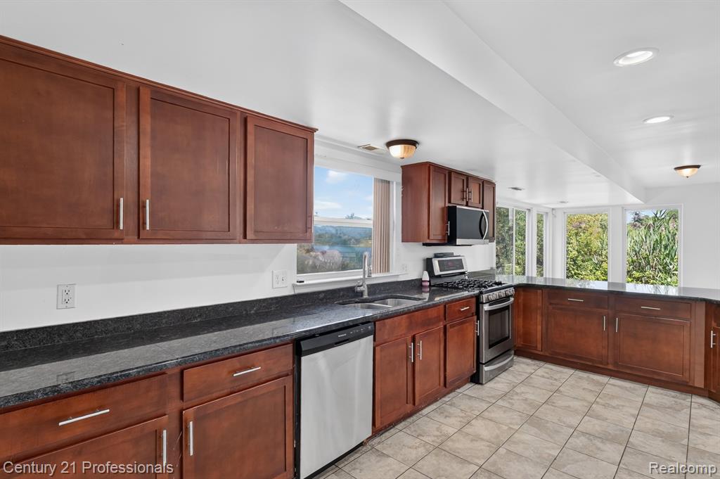 2042 Decker Road, Walled Lake, MI 48390 — Photo 15