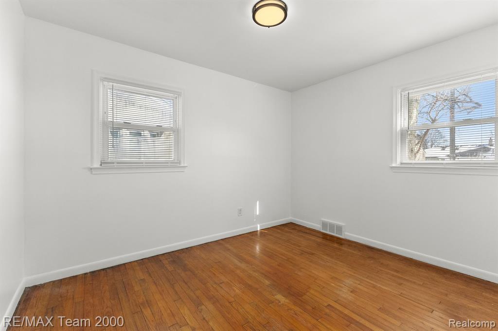 5876 KINMORE Street, Dearborn Heights, MI 48127 — Photo 17