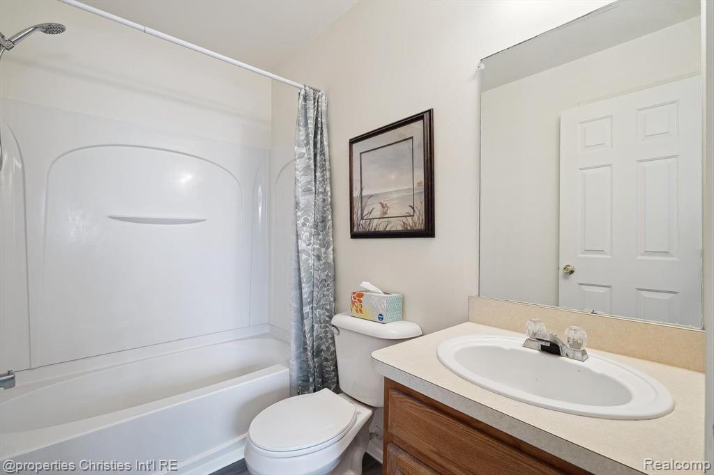 623 LEWA DOWNS Drive, Pontiac, MI 48341 — Photo 13