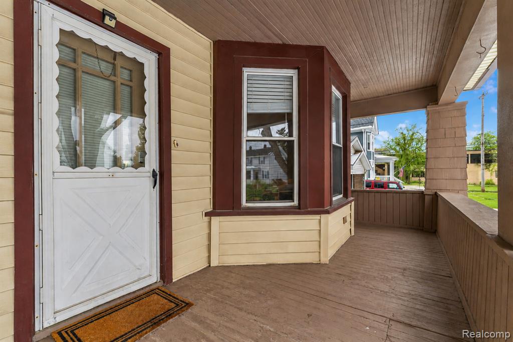 447 SYCAMORE Street, Wyandotte, MI 48192 — Photo 3