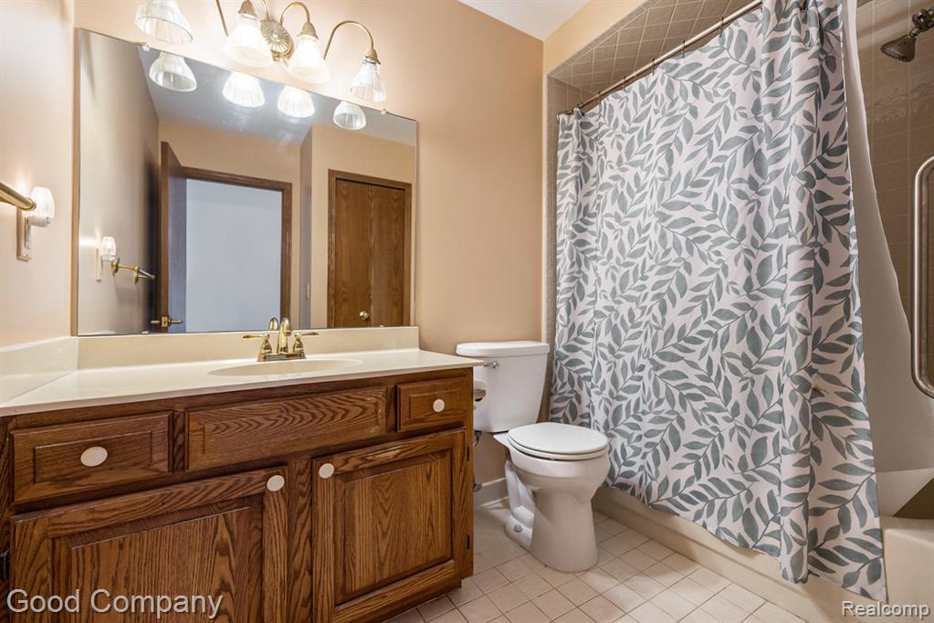 47284 Hunters Chase Drive, Macomb, MI 48042 — Photo 13