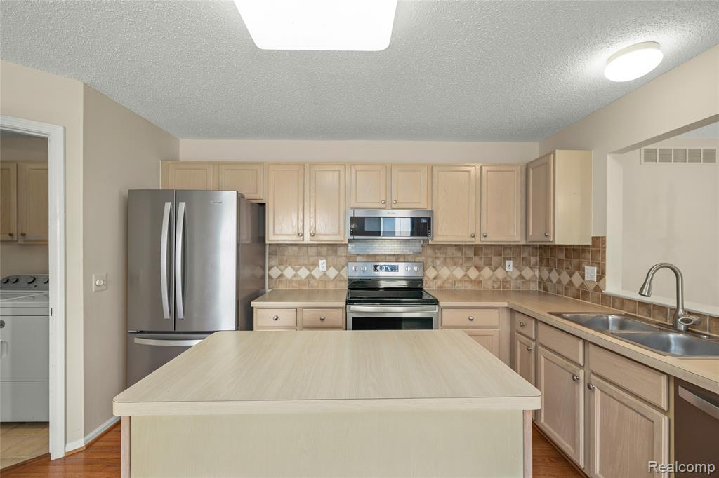 35213 Knollwood Lane, Farmington, MI 48335 — Photo 22