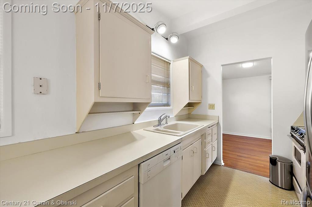 878 Brooklawn Drive, Troy, MI 48084 — Photo 12
