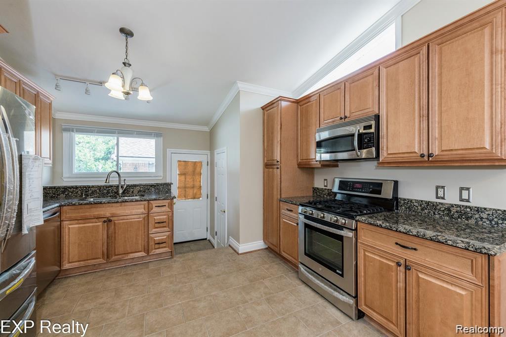 26616 ROUGE RIVER Drive, Dearborn Heights, MI 48127 — Photo 7