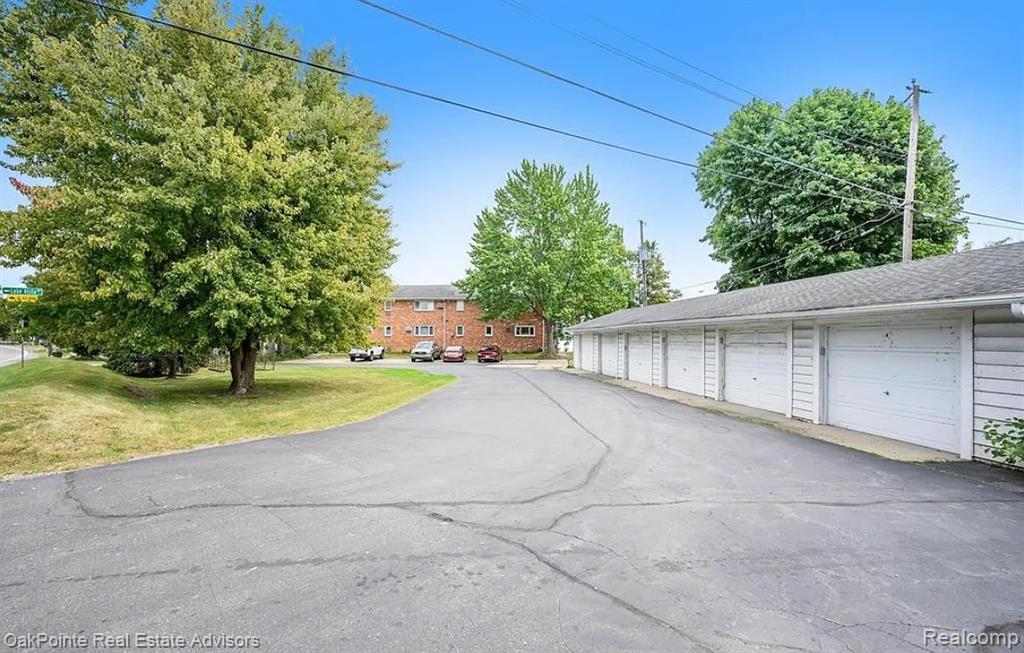 5375 Cooley Lake Road, 2, Waterford, MI 48327 — front exterior
