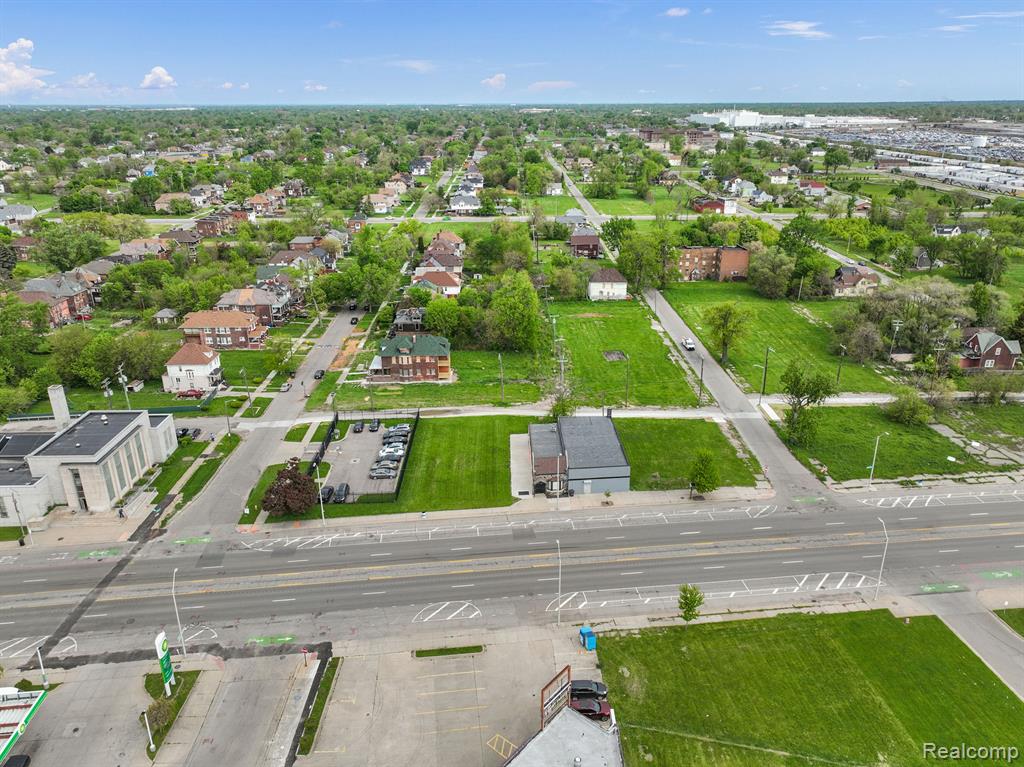 10829 E JEFFERSON Avenue, Detroit, MI 48214 — Photo 17