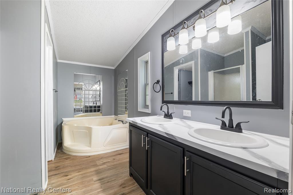 4065 Manitoba Street, Auburn Hills, MI 48326 — Photo 7