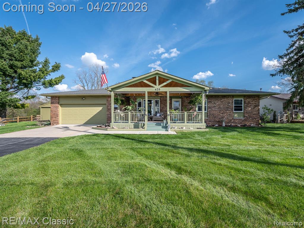 428 E Shore Drive, Whitmore Lake, MI 48189 — front exterior