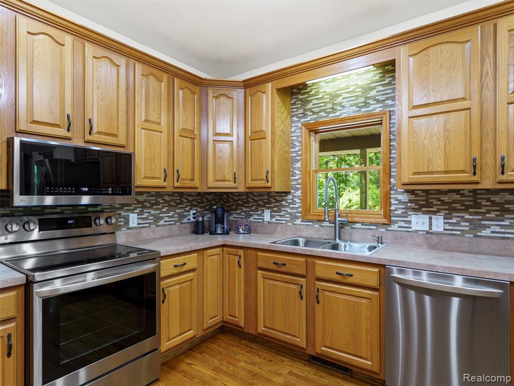 9480 Hartland Road, Fenton, MI 48430 — Photo 15