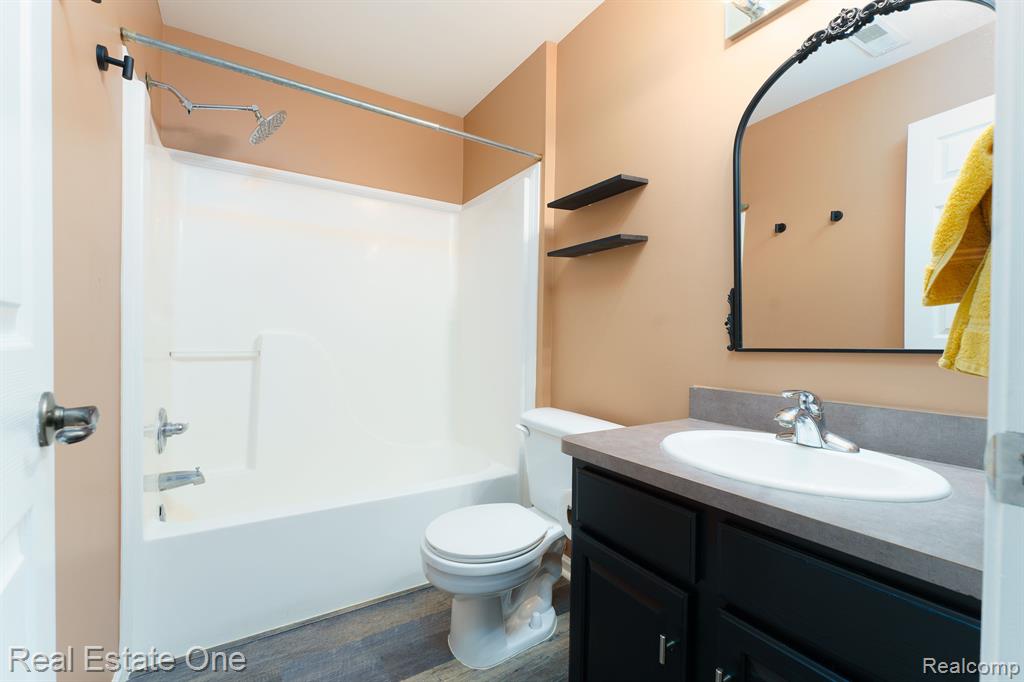 776 AMBERLY Drive, Unit B, Waterford, MI 48328 — Photo 13