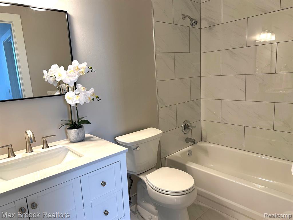 4347 FOXPOINTE Drive, West Bloomfield, MI 48323 — Photo 14