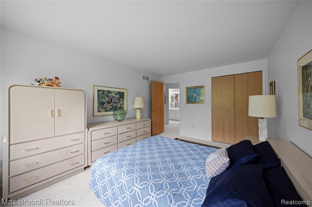 4933 Woodcliff Hill Road N, West Bloomfield, MI 48323 — Photo 25
