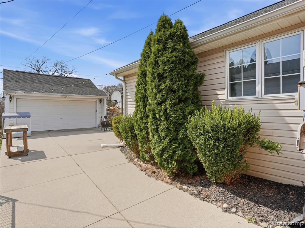 2073 Lochmoor Boulevard, Grosse Pointe Woods, MI 48236 — Photo 39