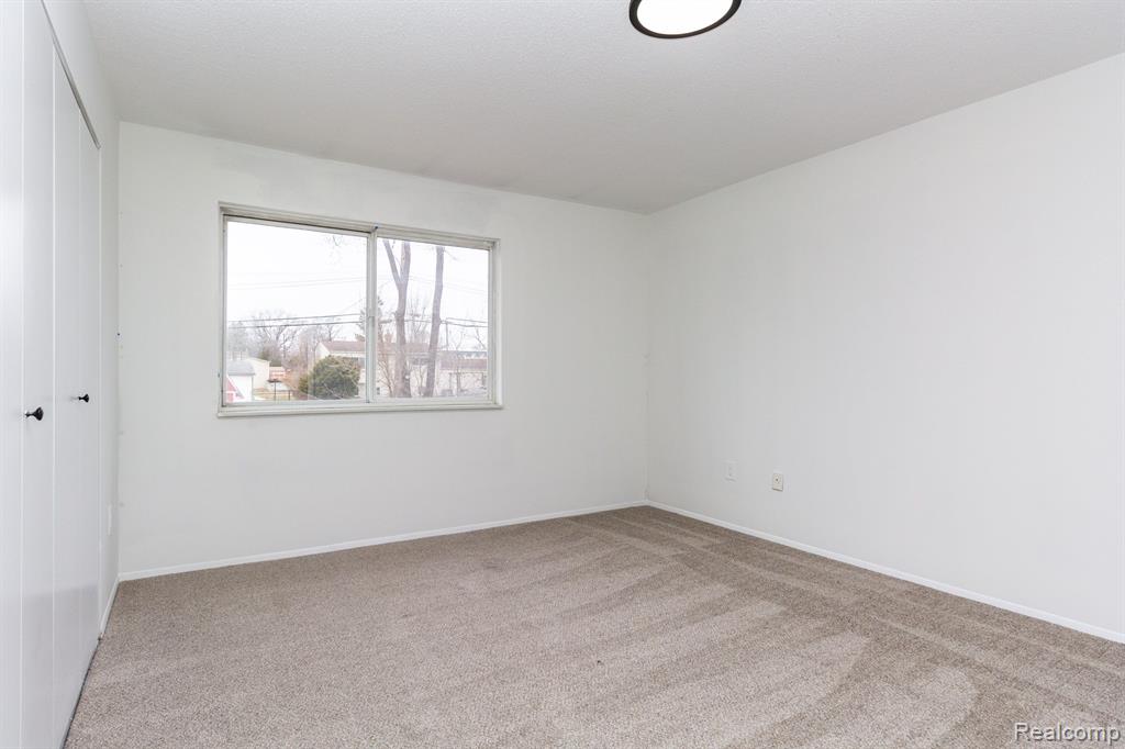 5273 HIGHLAND Road, Waterford, MI 48327 — Photo 15