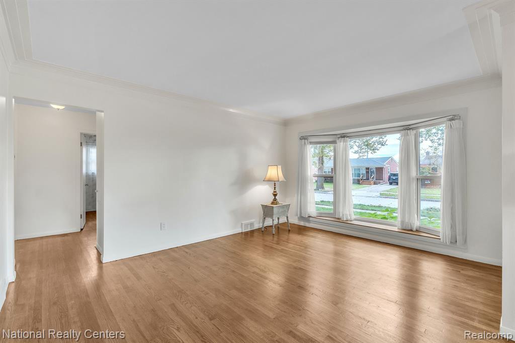9001 E PERRIN Street, Livonia, MI 48150 — Photo 6
