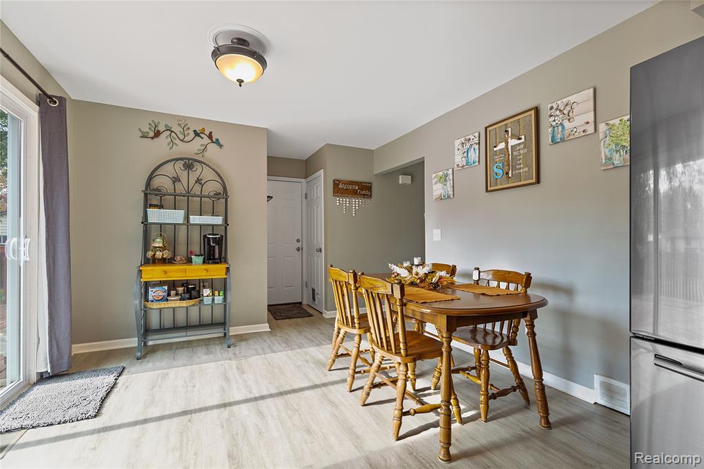 5423 Meadowcrest Drive, Flint, MI 48532 — Photo 10