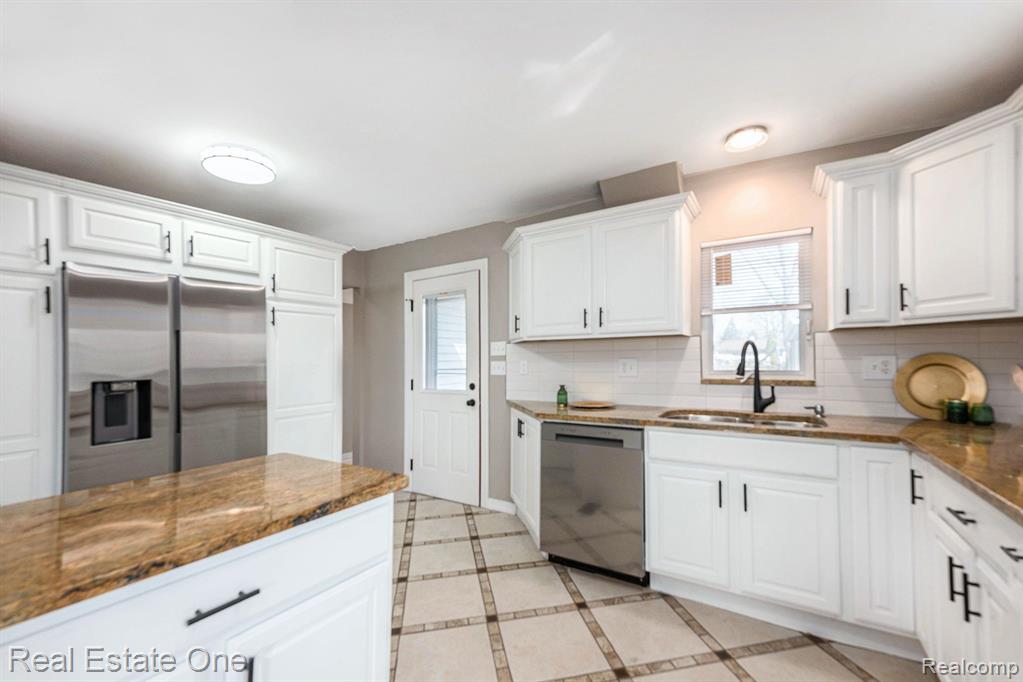 851 MARENGO Drive, Troy, MI 48085 — Photo 11