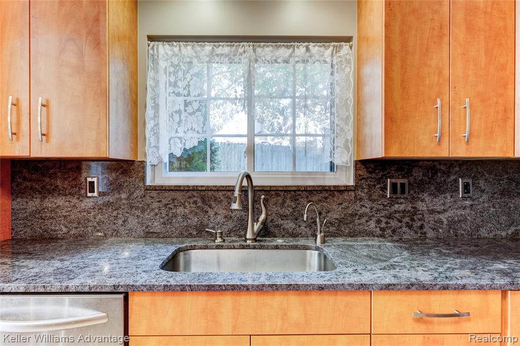 37132 Brentwood Circle, Farmington Hills, MI 48331 — Photo 12