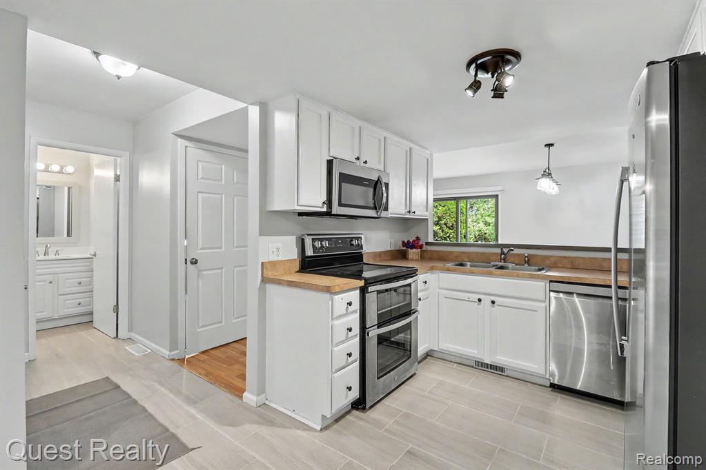 5673 Drake Hollow W Drive W, West Bloomfield, MI — Photo 10
