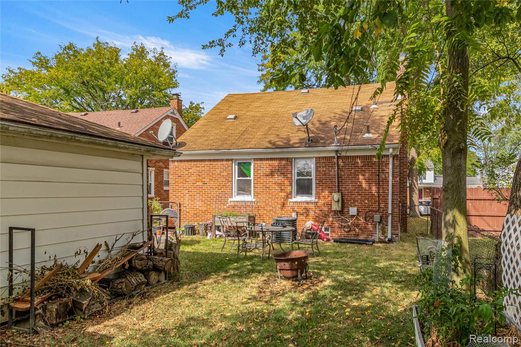 8174 Helen, Center Line, MI 48015 — Photo 16