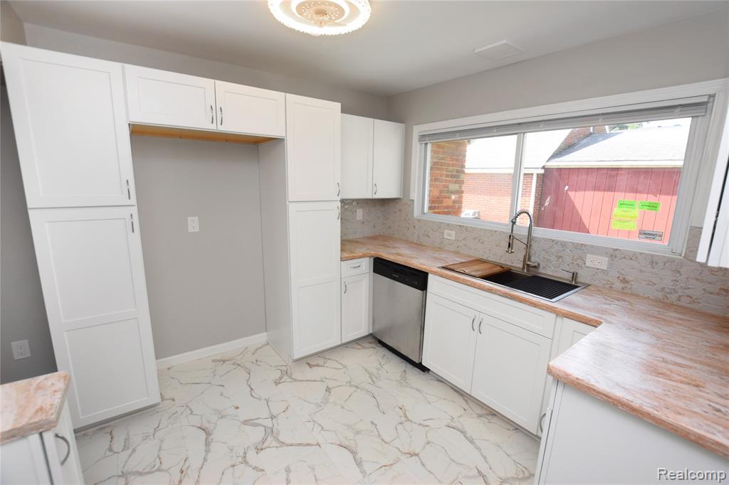 4047 Mitchell Drive, Flint, MI 48506 — Photo 10
