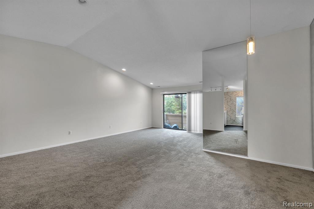 6689 Ridgefield Circle, 203, West Bloomfield, MI — Photo 18