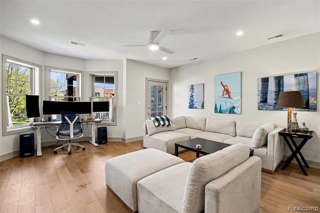 689 W Alexandrine Street - Photo 4