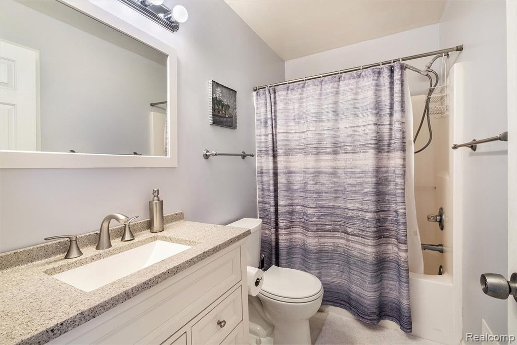 611 HERITAGE Circle, Fenton, MI 48430 — Photo 11