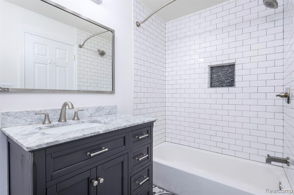 6121 Orchard Lake Road, 102, West Bloomfield, MI — Photo 17