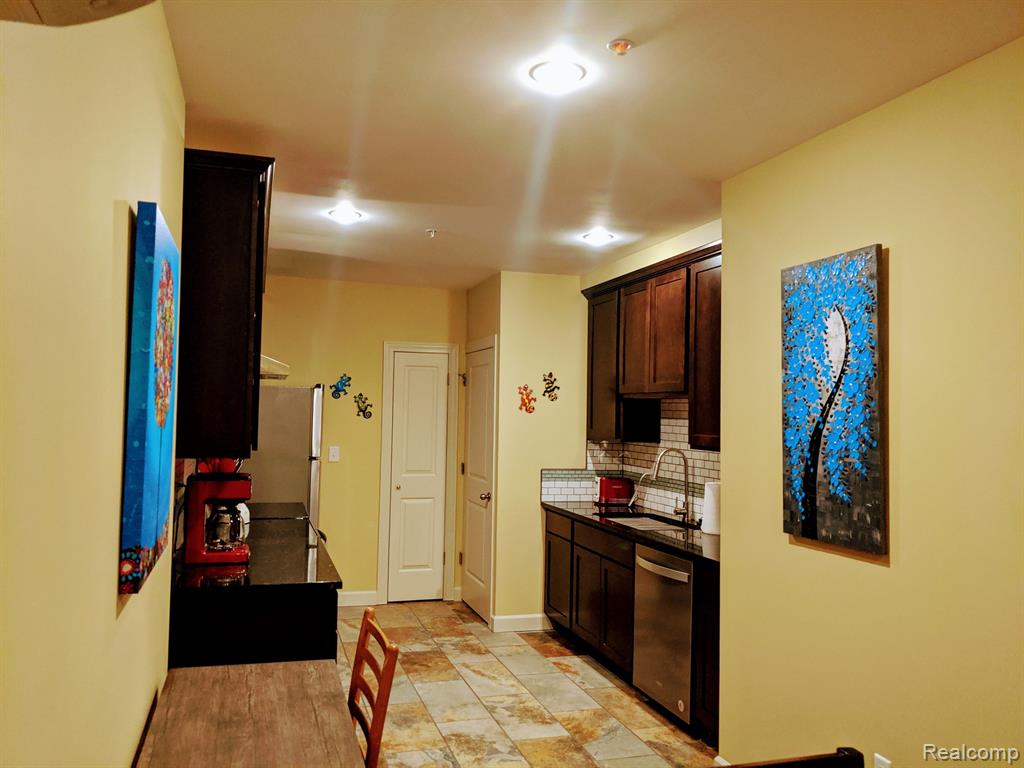 89 E EDSEL FORD FWY, Detroit, MI 48202 — Photo 18