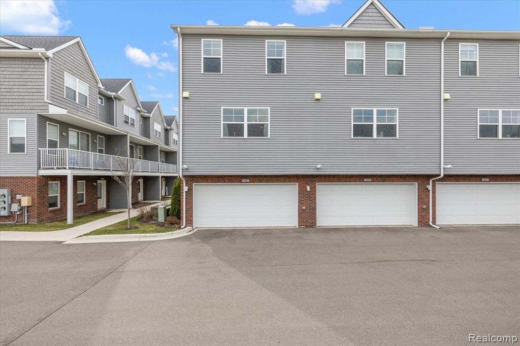 3927 Trailway Commons Circle, Auburn Hills, MI 48326 — Photo 36