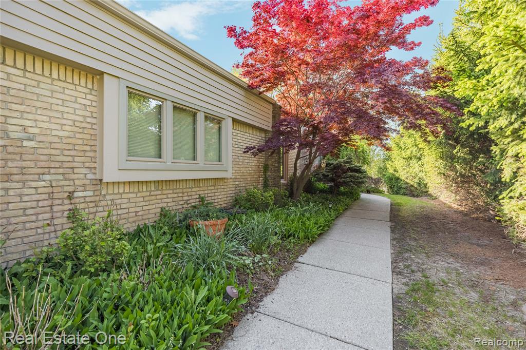 5000 Mirror Lake Court, 19, West Bloomfield, MI 48323 — Photo 4