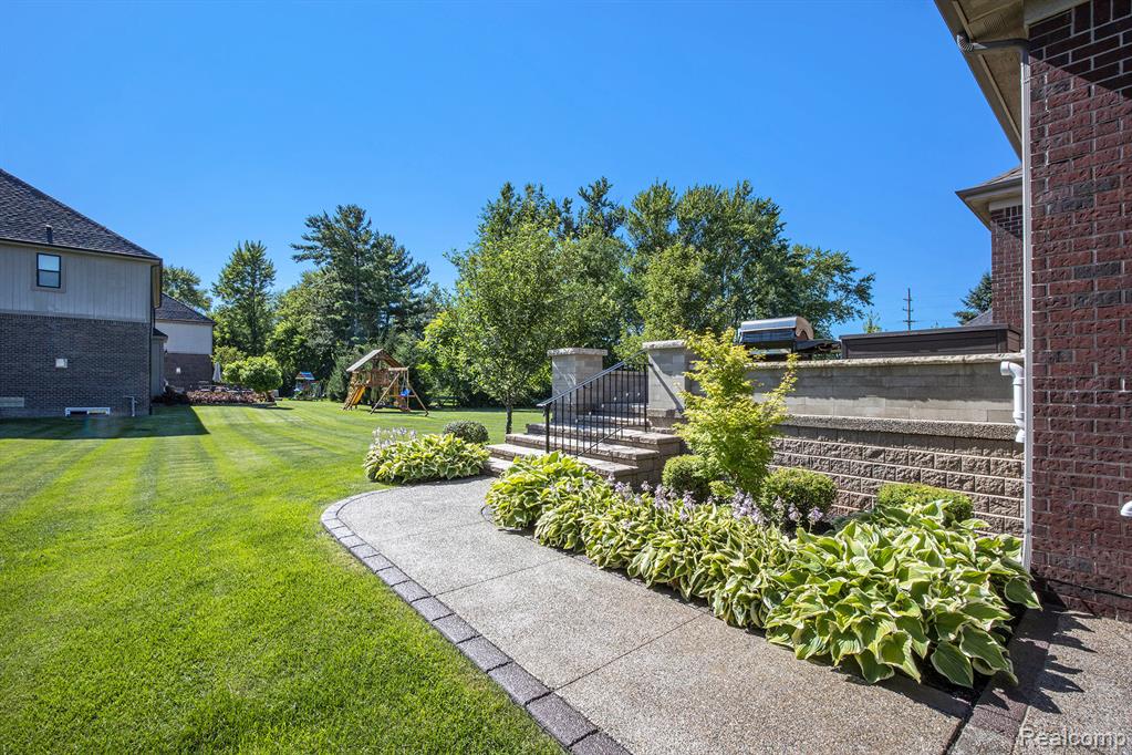 48913 Pinebrook Drive, Utica, MI 48315 — Photo 37