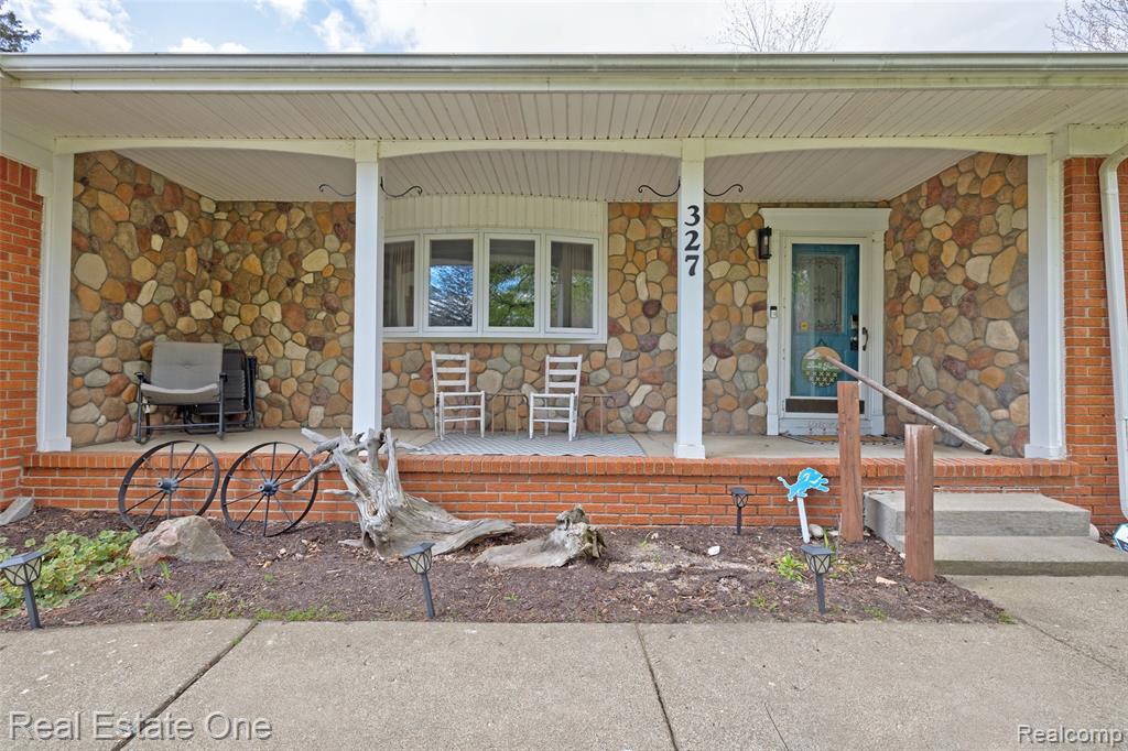 327 Coats Road, Lake Orion, MI 48362 — Photo 11