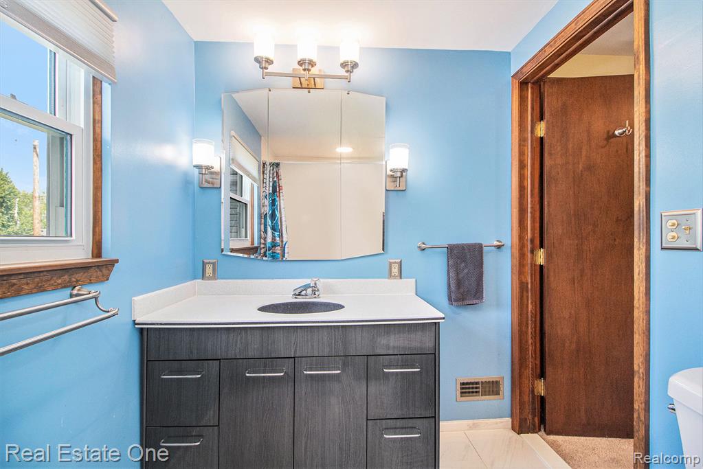 96 Detroit, Trenton, MI 48183 — Photo 22
