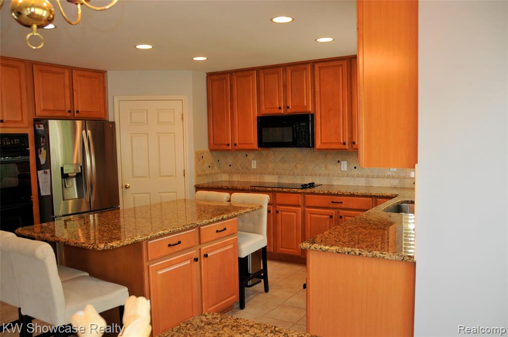 5444 BUELL Drive, Commerce Twp, MI 48382 — Photo 6
