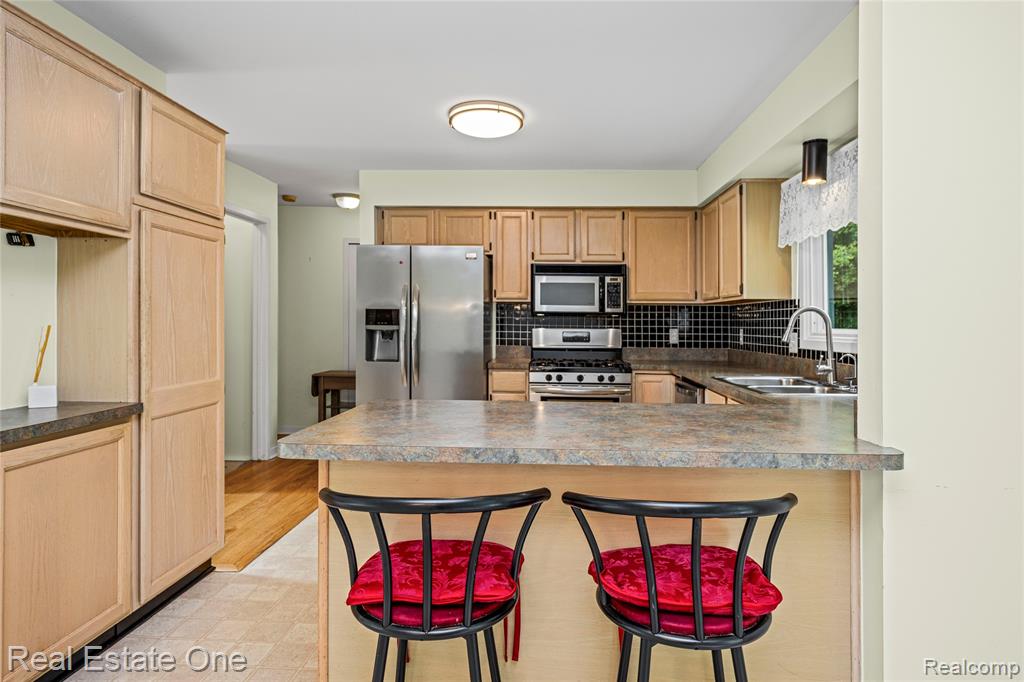 4642 Ponderosa Street, Commerce Twp, MI 48382 — Photo 10