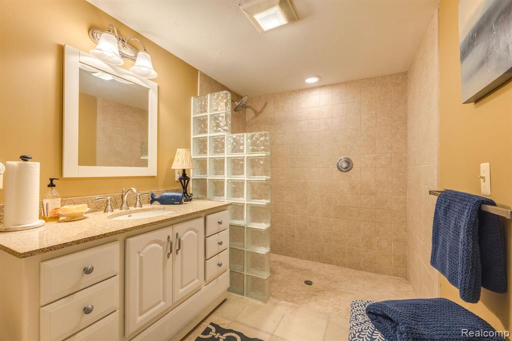 833 N Pointe, Port Huron, MI 48060 — Photo 26